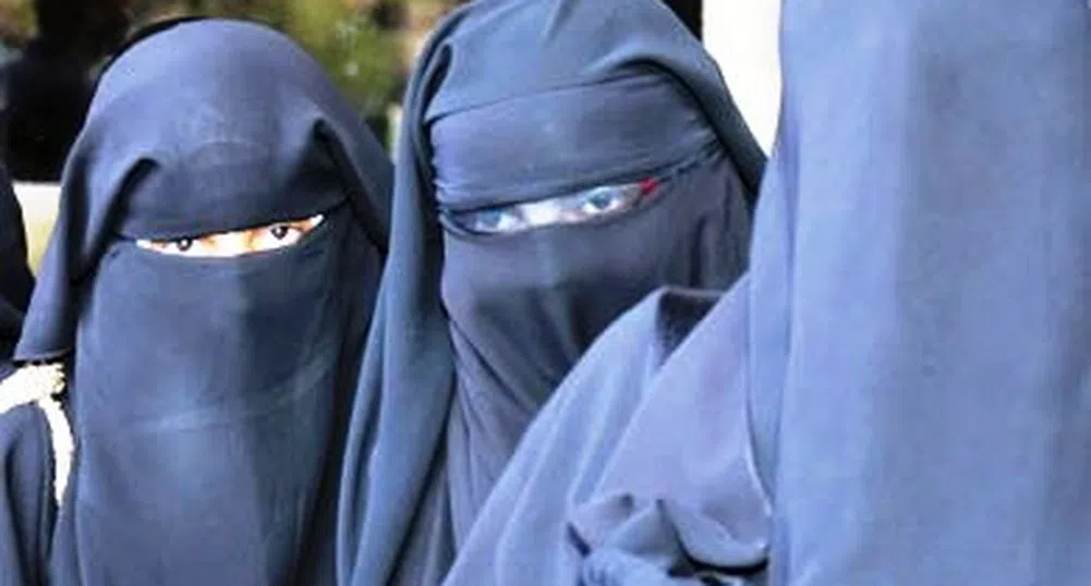 Иран смекчава правилата за женското облекло