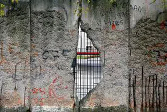 Строителен предприемач премахна част от Берлинската стена