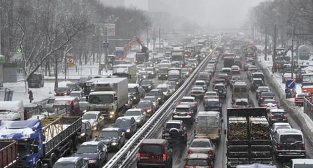 Сняг предизвика 200-километрово задръстване в Русия