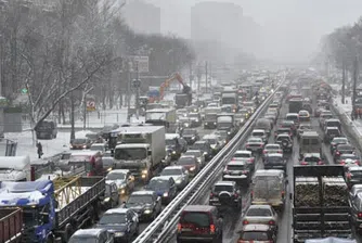 Сняг предизвика 200-километрово задръстване в Русия
