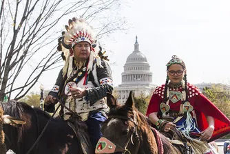 Индианци на коне протестираха срещу нефтопровод във Вашингтон