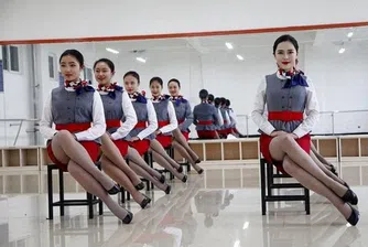 Вижте през какво преминават кандидат-стюардесите в Китай