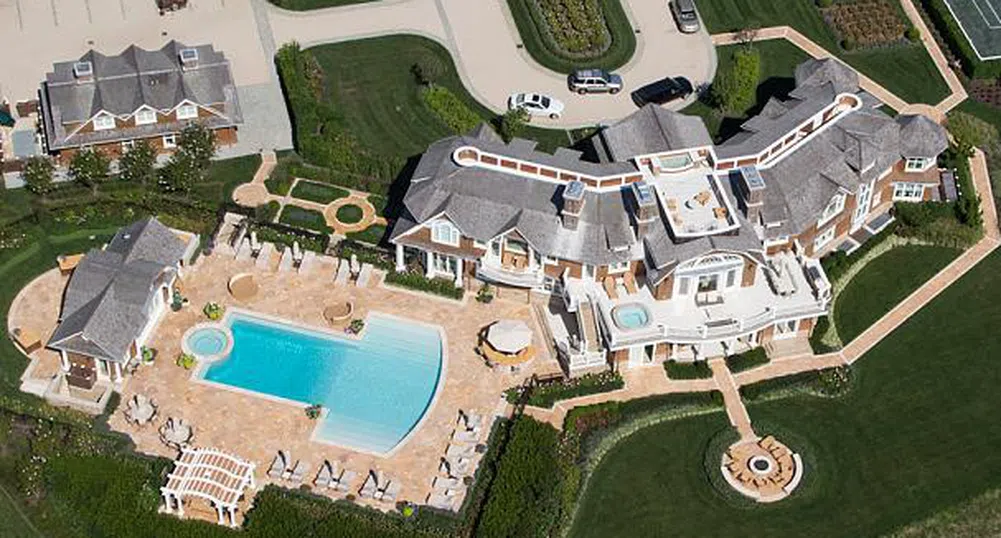 Милиардер купи и събори къщата на бивш шеф, за да си построи нова