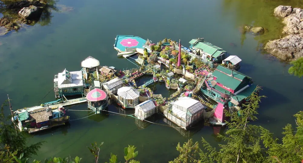 Плаващ дом, който произвежда енергия и храна за обитателите си