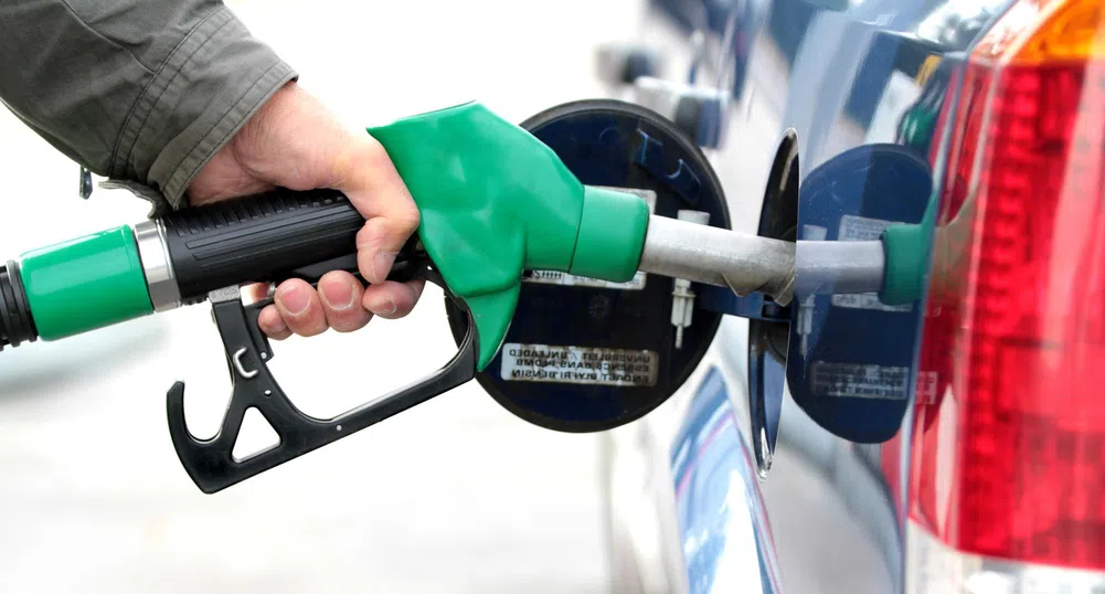 Бензинът в България и Полша все още под едно евро за литър