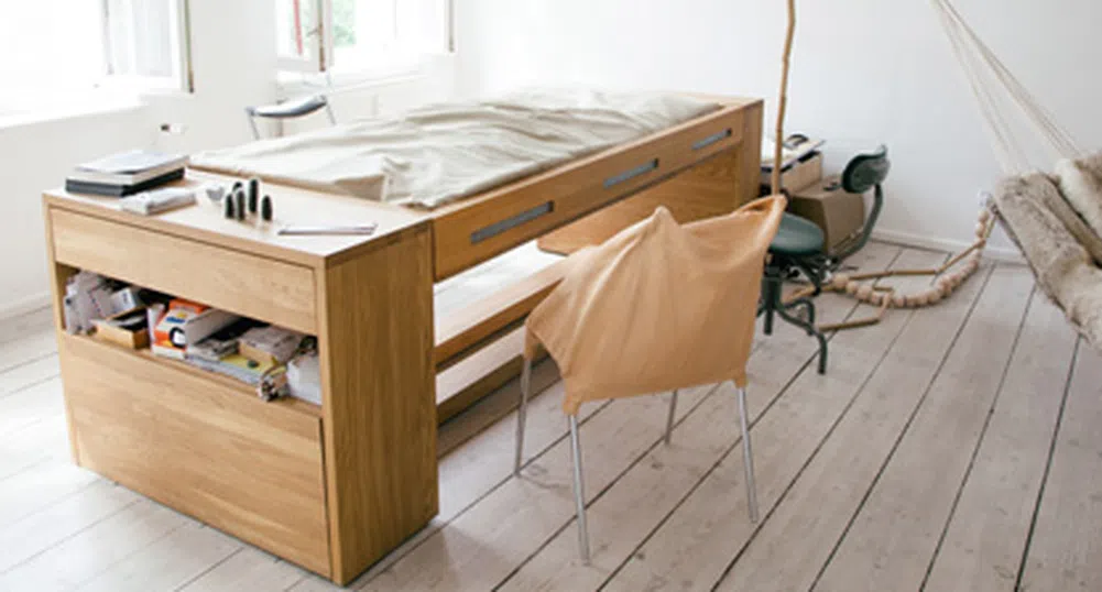 Това бюро се превръща в легло с едно движение