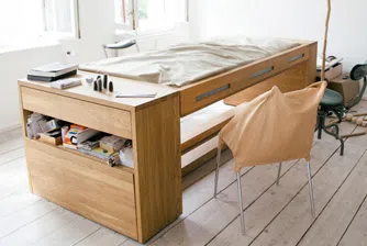 Това бюро се превръща в легло с едно движение