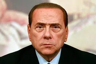 Берлускони си счупил глезена, ще ходи с патерици