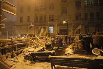 Тежко въоръжени спецчасти чистят от протестиращи площада в Киев
