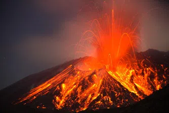 Вулканът Колима изхвърли пепел на 2 км височина
