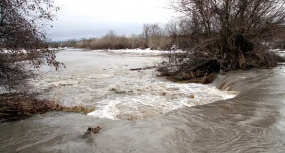 Потопът стигна и Елхово, къщите край реката са наводнени