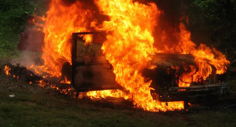 Пламъци унищожиха нови три автомобила в София