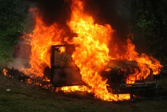 Пламъци унищожиха нови три автомобила в София
