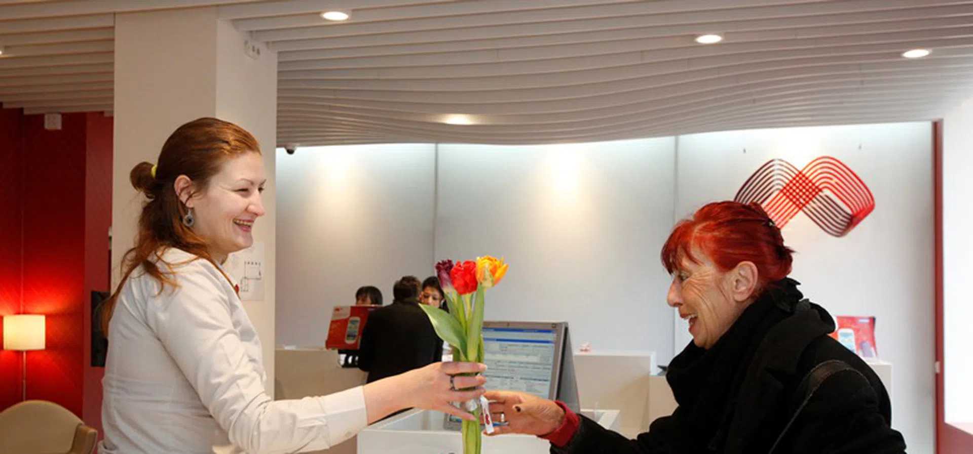 Мтел и Samsung подаряват цветя на всички дами в магазините днес | Profit.bg