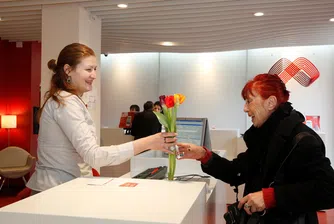 Мтел и Samsung подаряват цветя на всички дами в магазините днес