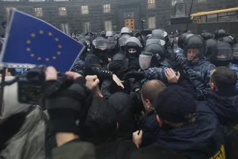 Нови сблъсъци в Киев, ЕС с "отворена врата" за Украйна