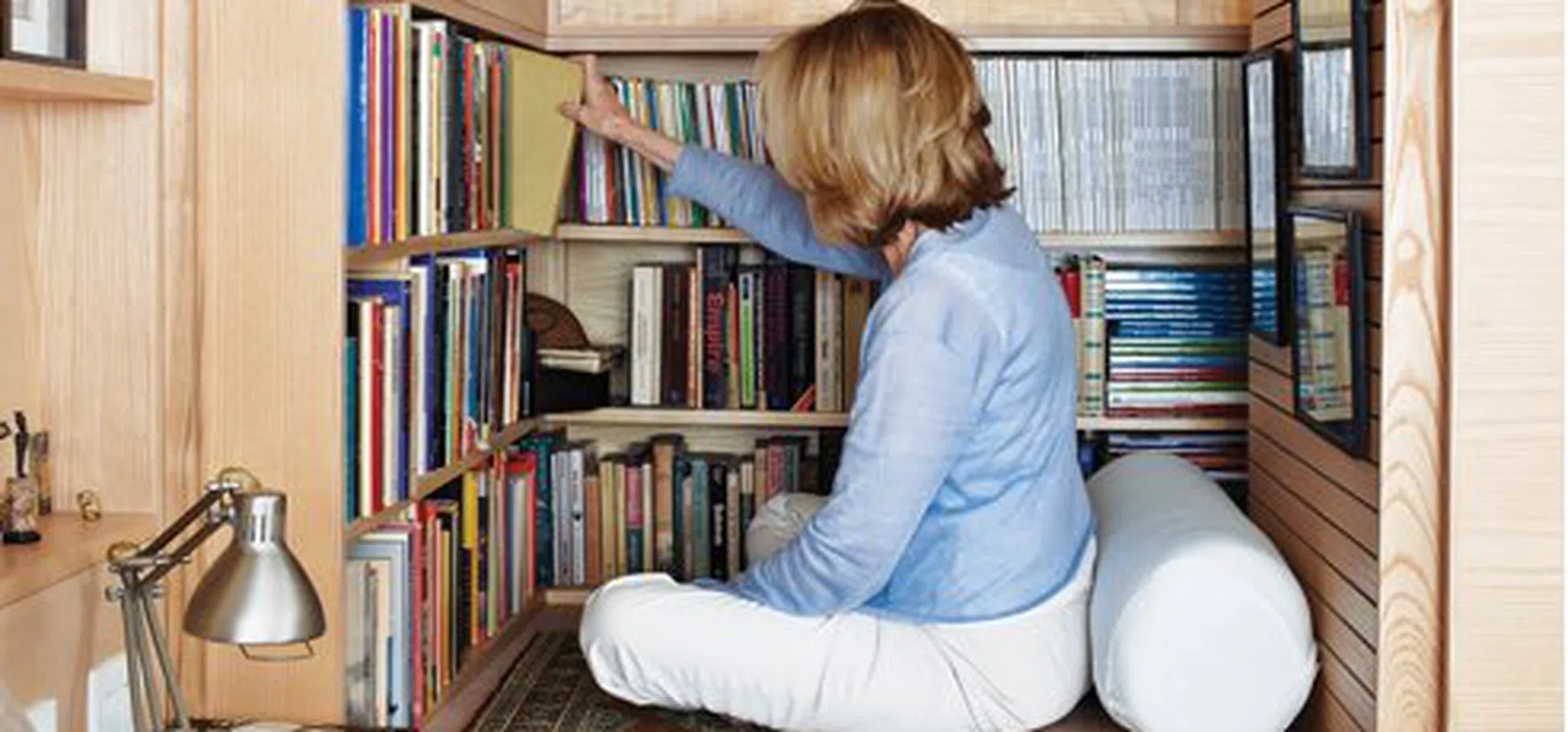 Парень сидит на коробке. Тесно в квартире. Тесная квартира. Тесная квартира. Мужчина в коробке.