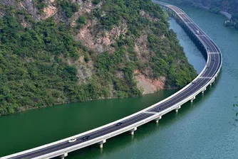 Невероятен път над водата построиха в Китай