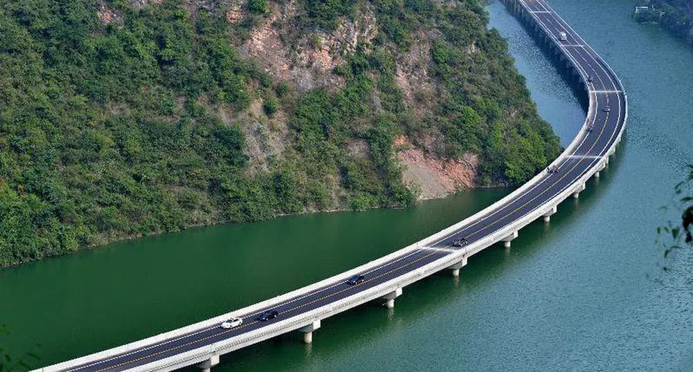 Невероятен път над водата построиха в Китай