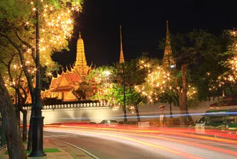 Как проститутките в Тайланд почитат паметта на починалия крал?