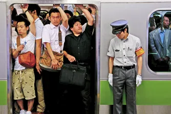 Мъжете с бели ръкавици, или тласкачите от японското метро