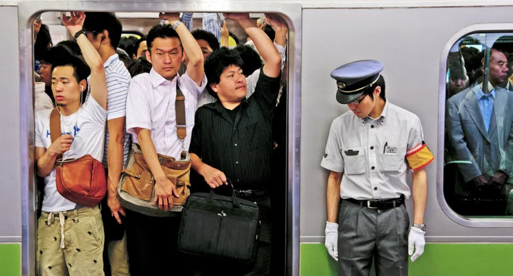 Мъжете с бели ръкавици, или тласкачите от японското метро