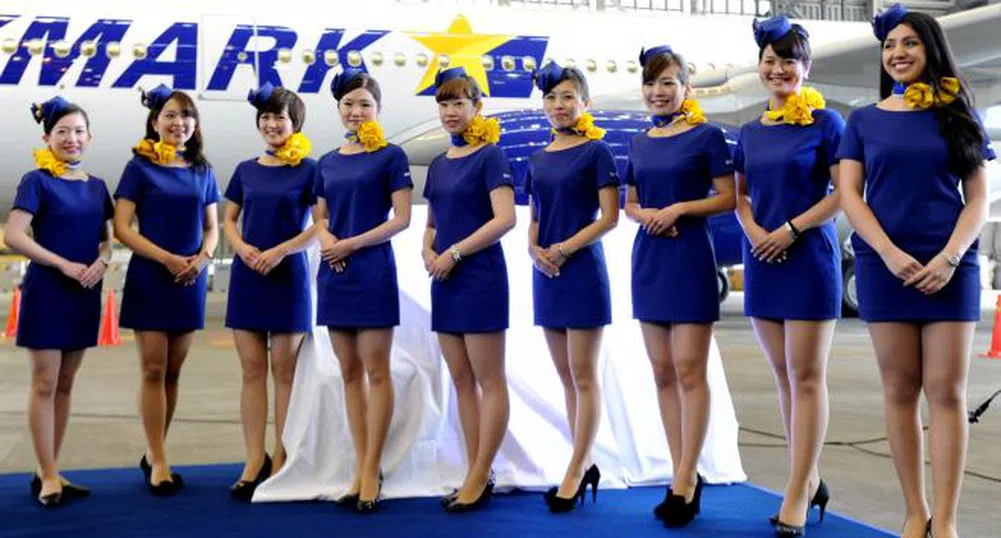 Мини униформи разгневиха японски стюардеси