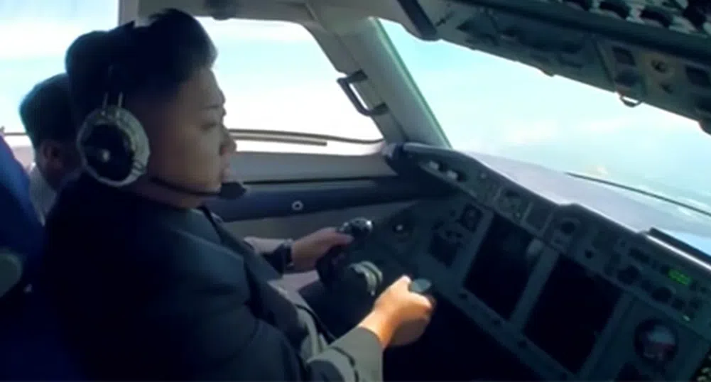 Ким Чен Ун пилотира самолет (снимки)