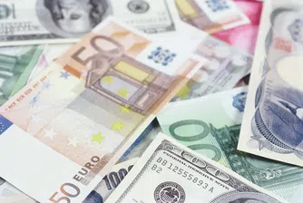 Доларът отчита понижения спрямо еврото и йената