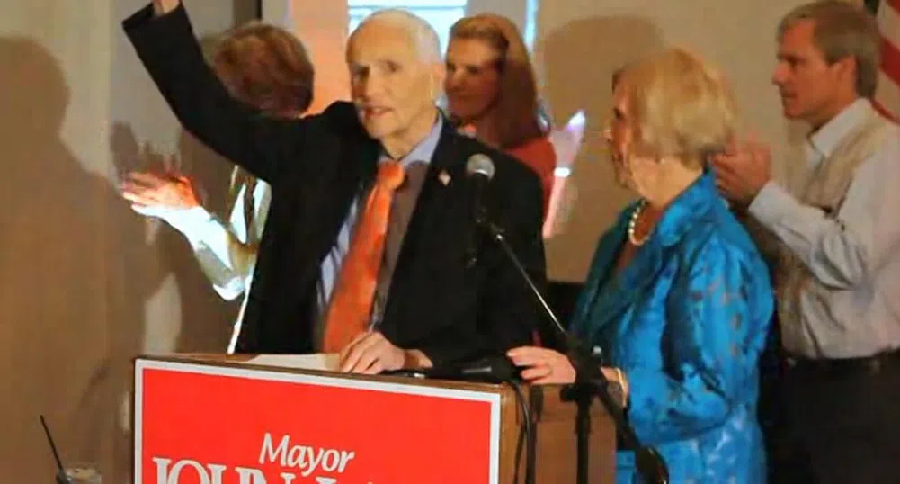 На 93 г. най-възрастният кмет в САЩ напусна поста