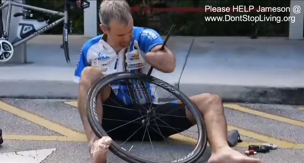 Как колоездач без ръце сменя спуканата си гума (видео)