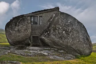 Къщата с бронирани прозорци и врати, сгушена между огромни скали