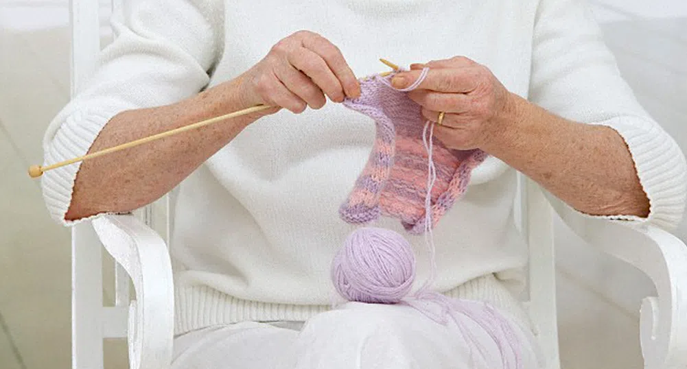 Баба се изхранва с плетене на секс играчки