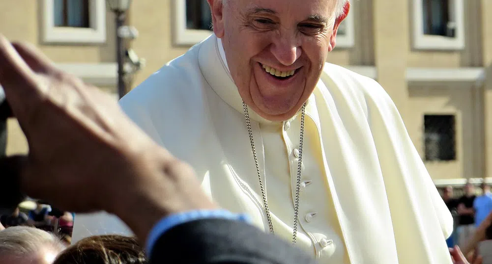 Папата същиса телевизионен екип, обади се в ефир