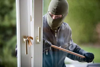 Крадци тарашат жилища, докато уж търсят домоуправителя
