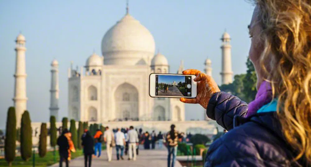 Нова функция изтрива автоматично досадните туристи от снимките ви