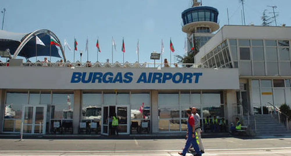 Летище Бургас евакуирано заради експлозия на покрива?