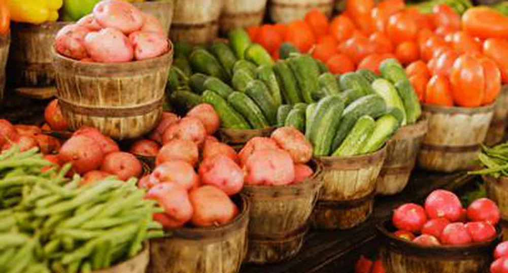 По-скъпи краставици и зеле, доматите с 8% по-евтини