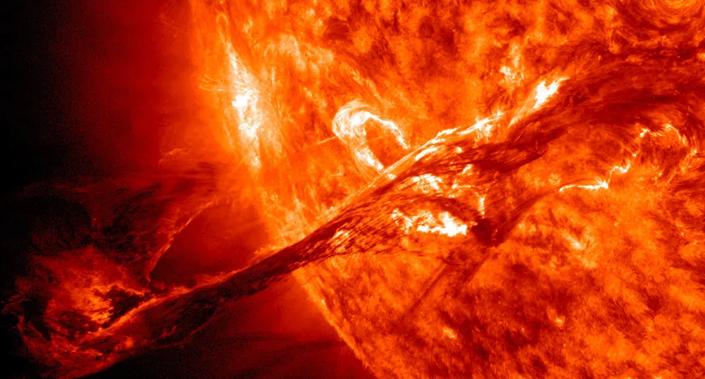 Две от най-мощните слънчеви изригвания атакуват Земята