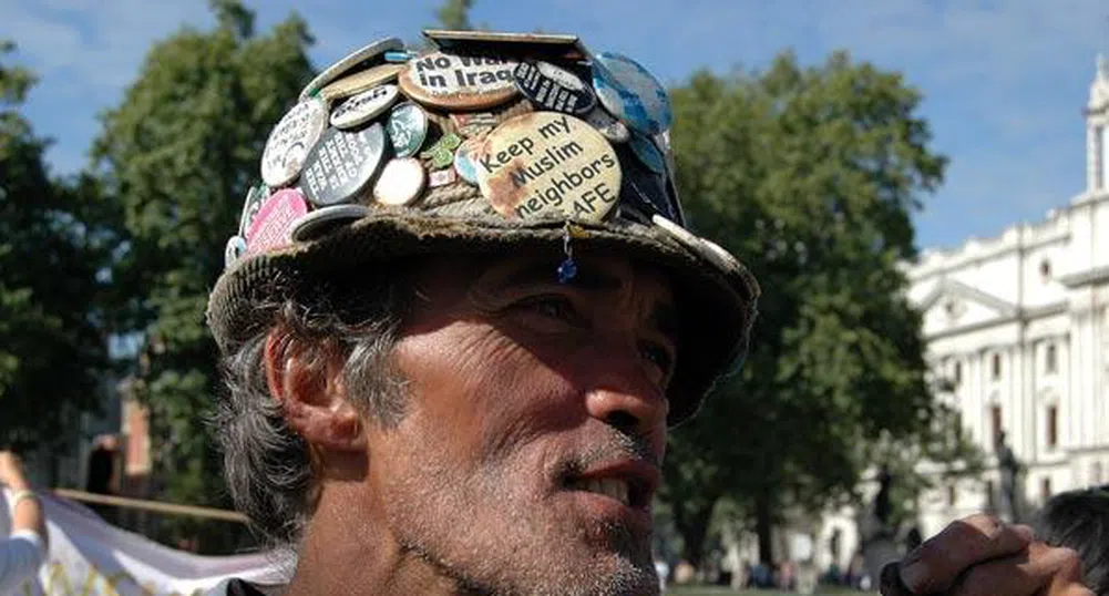 Пацифист стои 3 000 дни пред парламента в Лондон
