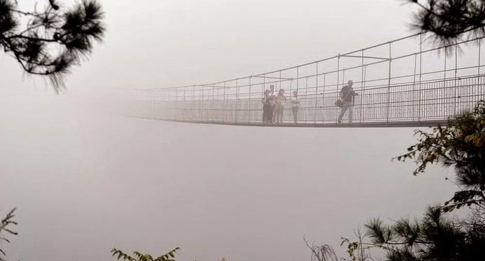 Най-новата ужасяваща китайска атракция: стъклен висящ мост