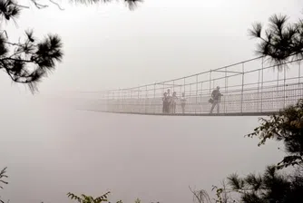 Най-новата ужасяваща китайска атракция: стъклен висящ мост