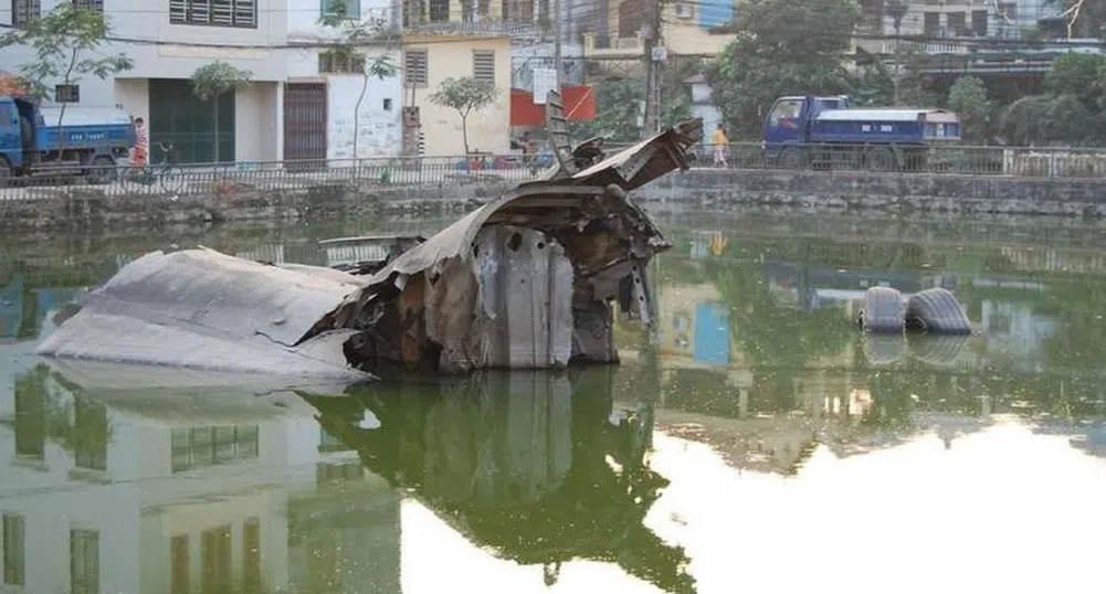 Останки от американски бомбардировач лежат във виетнамски квартал