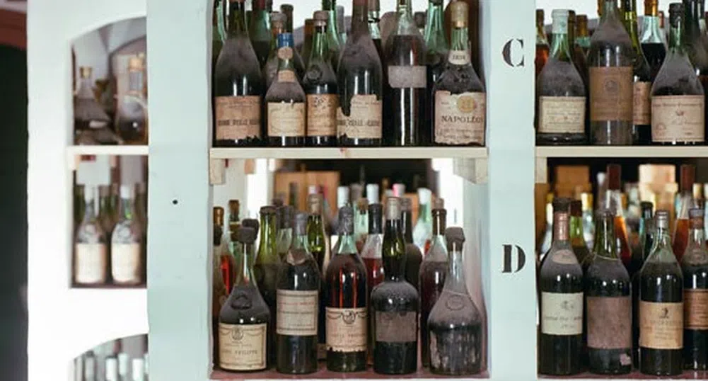 Холандец продава цяла колекция с алкохол от преди векове