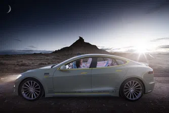 Tesla Model S се превърна във футуристичен офис на колела