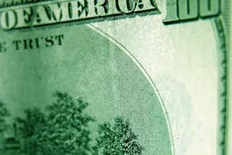 Доларът продължава да отстъпва със сериозни темпове