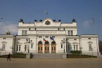 Парламентът обсъжда вота на недоверие към правителството