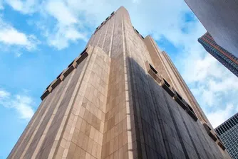 Небостъргачът без прозорци, който издържа на ядрена атака