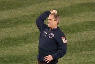 Джордж Буш бил най-нервен при хвърлянето на топка