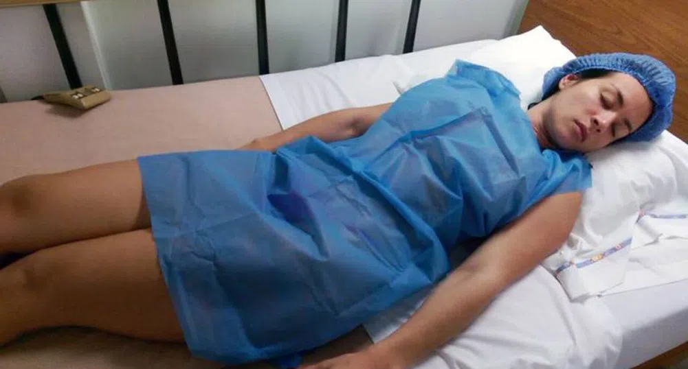 Момиче на Playboy падна от пилон и спука гръден имплант (видео)
